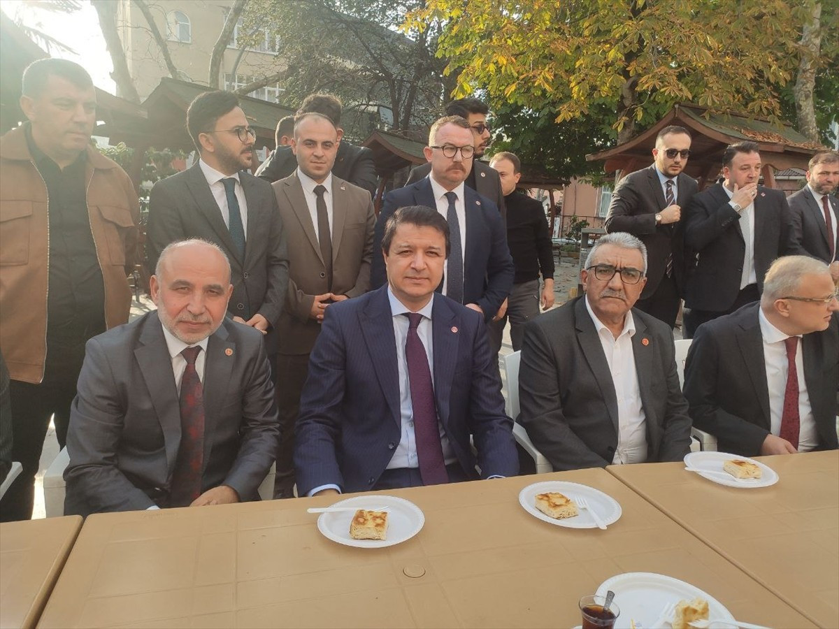 Saadet Partisi Genel Başkanı Mahmut Arıkan, Kocaeli'nin Dilovası ilçesinde 8 Kasım'da parfüm...