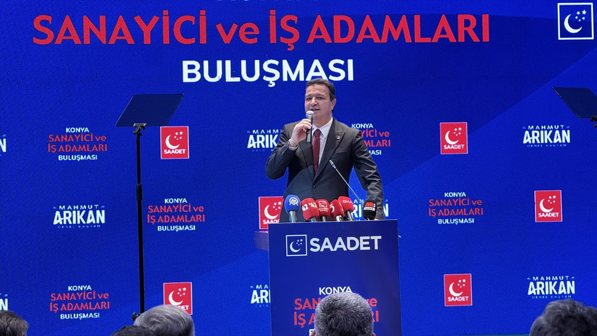 Saadet Partisi Genel Başkanı Mahmut Arıkan, Konya'da bir otelde düzenlenen Sanayici ve İş Adamları...