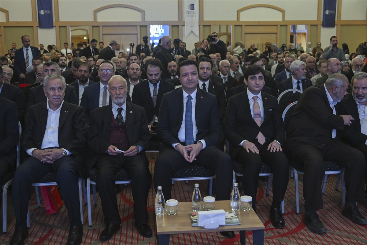 Saadet Partisi Genel Başkanı Mahmut Arıkan (ortada), Ekonomik Sosyal Araştırmalar Merkezi (ESAM)...