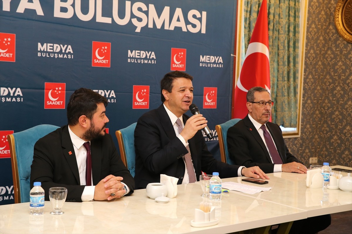 Saadet Partisi Genel Başkanı Mahmut Arıkan (ortada), Erzurum'daki Müceldiği Konağı'nda düzenlenen...