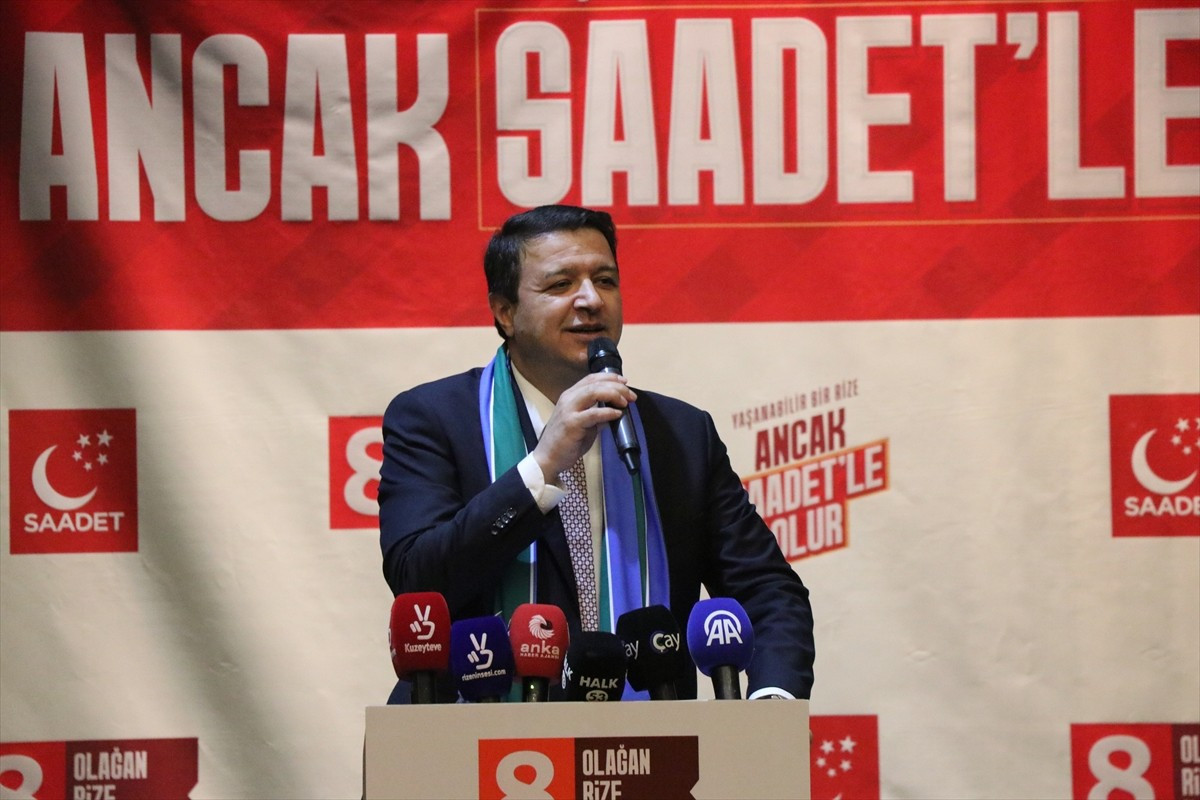 Saadet Partisi Genel Başkanı Mahmut Arıkan, partisinin İsmail Kahraman Kültür Merkezi'nde...