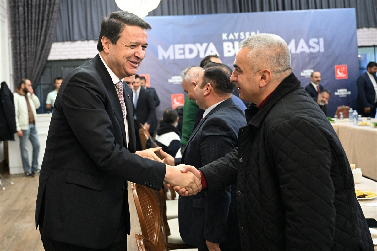 Saadet Partisi Genel Başkanı Mahmut Arıkan (solda), Kayseri'de bir restoranda gazetecilerle bir...