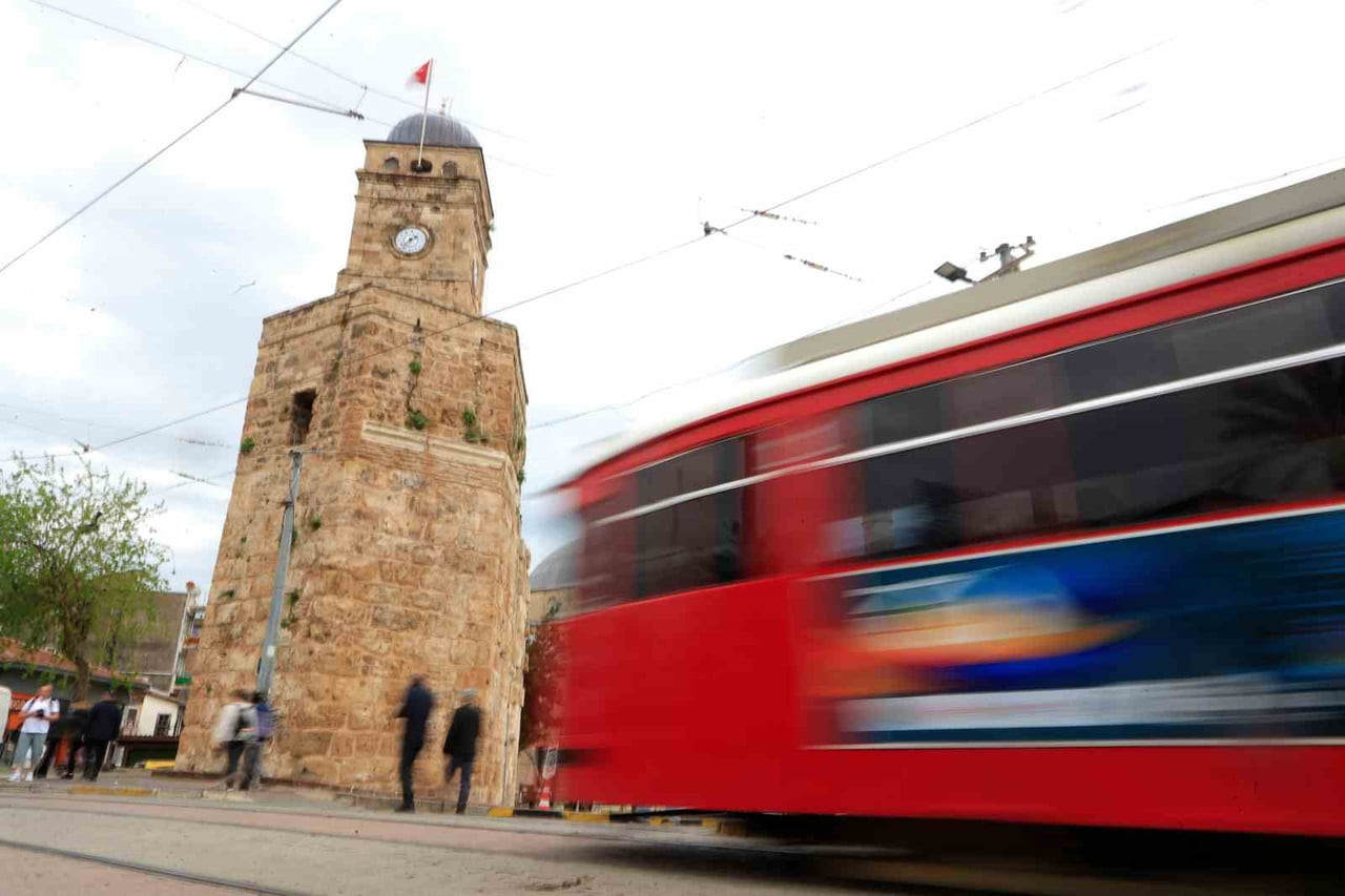 SAAT KULESİ'NDE ZAMAN BİR KEZ DAHA DURDU.