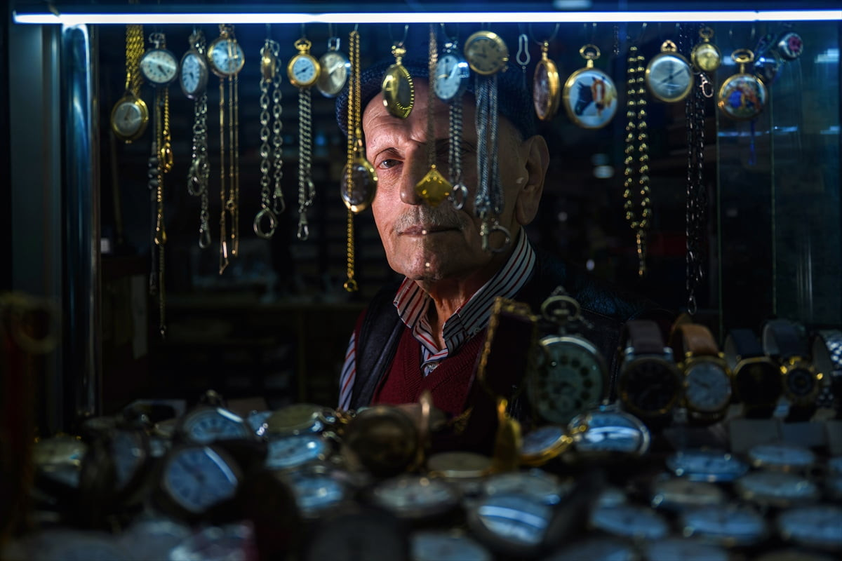 Saatlere duyduğu merakını mesleğe dönüştüren Arif Kocaman, 14 yaşında kendi kendine öğrendiği...