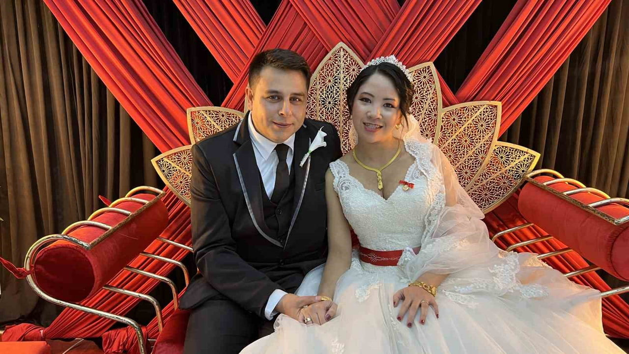 SACİT USLU (33) İLE ONLİNE SAVAŞ OYUNUNDA TANIŞAN FİLİPİNLİ ANGELA NARCİZA (33), EZİNE İLÇESİNDE...