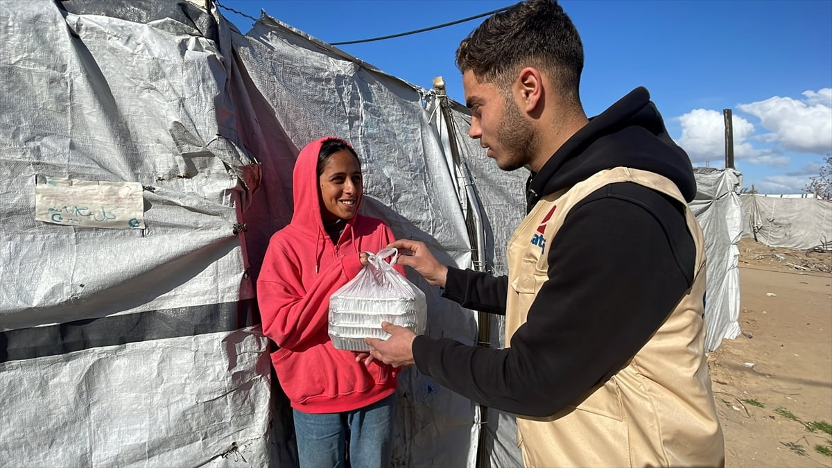 Sadakataşı Derneği, Gazze’nin batısındaki El-Masri Mülteci Kampı’nda iftar programı...