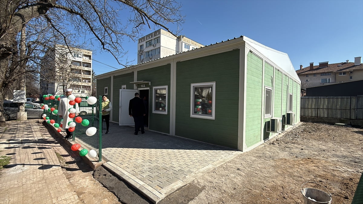 Sadakataşı Derneği tarafından Bulgaristan’ın başkenti Sofya'da yapılan prefabrik mescid ibadete...