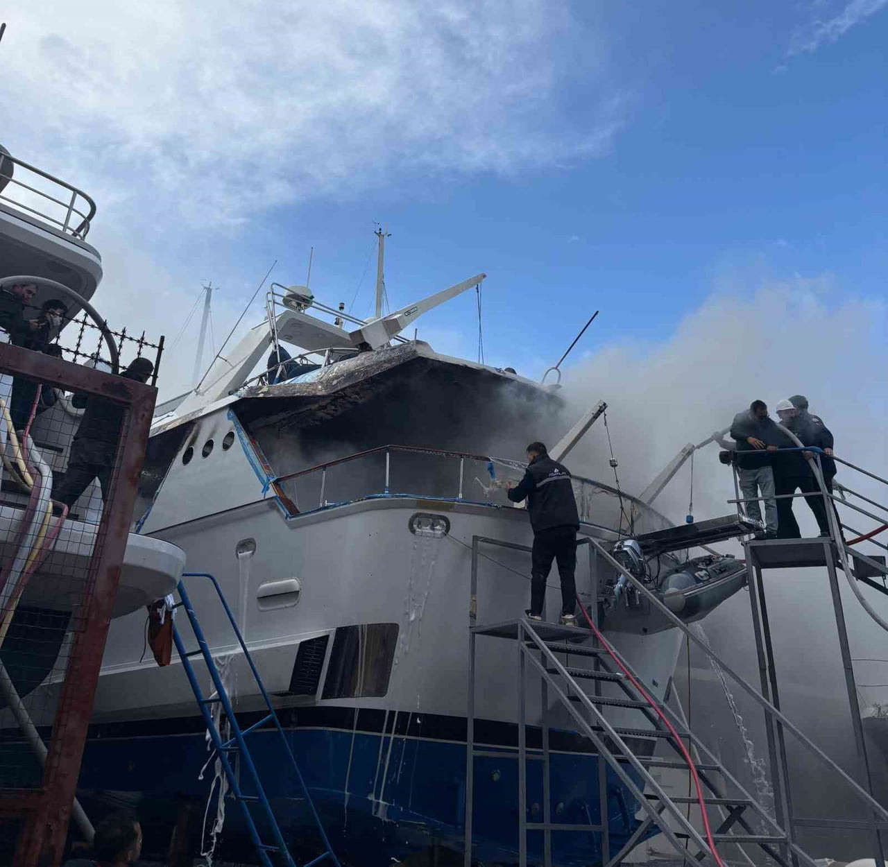 SADRİ ŞENER'İN BODRUM'DA BAKIM İÇİN KARAYA ALINAN MOTORYATINDA YANGIN ÇIKTI.