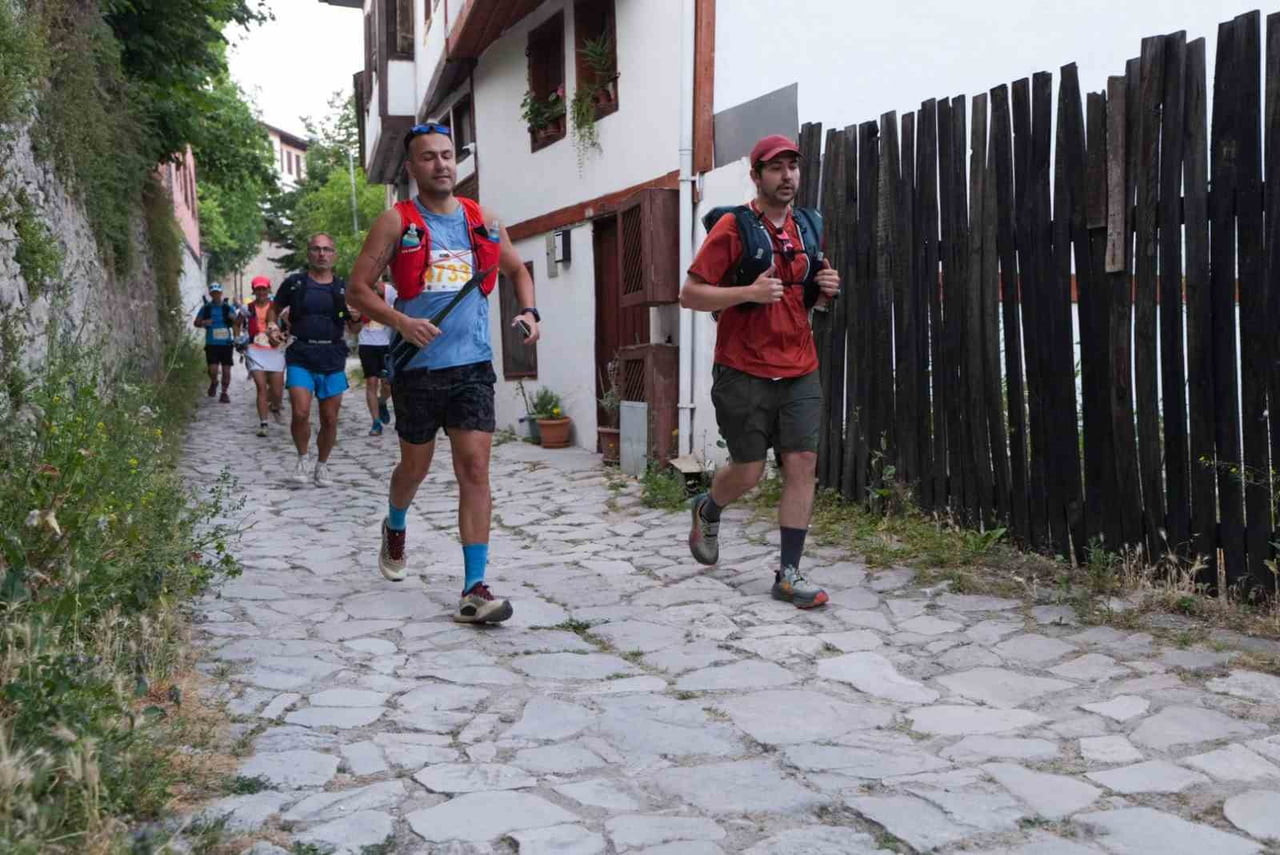 SAFRANBOLU'NUN TARİHİ SOKAKLARI, TÜRKİYE'NİN YANI SIRA 9 FARKLI ÜLKEDEN GELEN 550 SPORCUNUN...