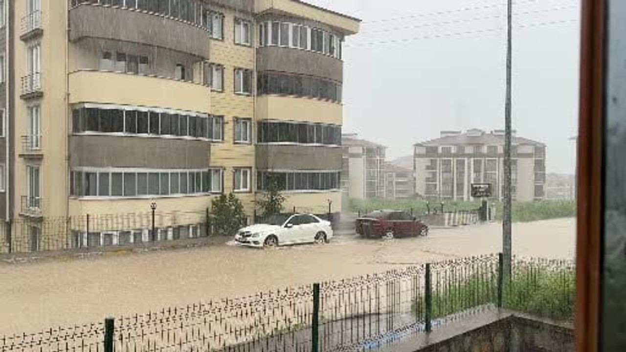 Safranbolu'da Sağanak Yağmur Hayatı Olumsuz Etkiledi