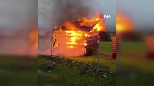 Sağanak sonrası yıldırım düştü, kulübe alevlere teslim oldu