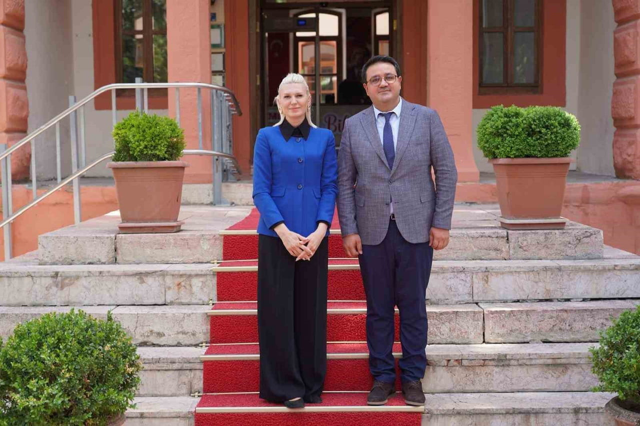 SAĞDAKİ BİLEN GÖKTEN, SOLDAKİ BİLECİK BELEDİYE BAŞKANI MELEK MIZRAK SUBAŞI