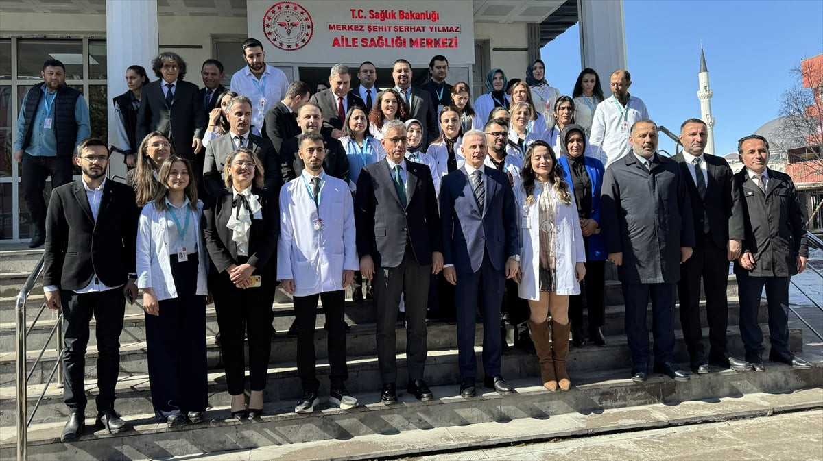 Sağlık Bakanı Kemal Memişoğlu, Ardahan il merkezinde bazı ziyaretlerde bulundu. Bakan Memişoğlu...