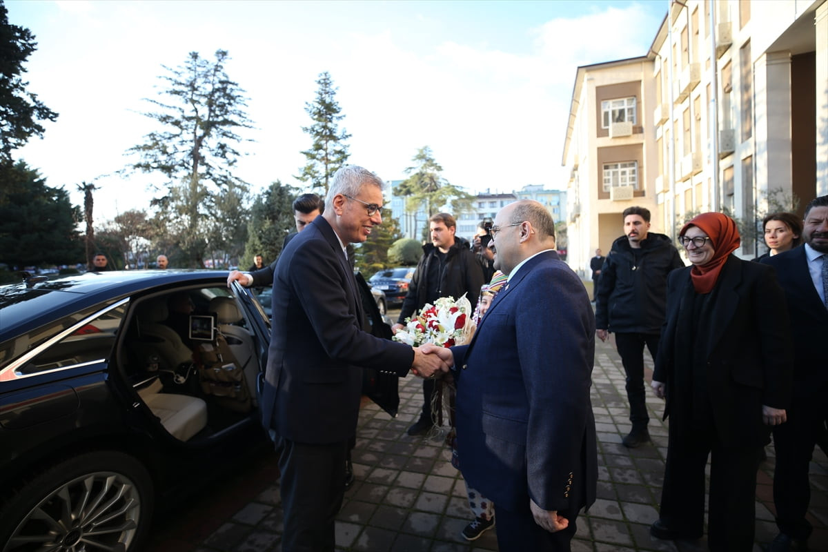Sağlık Bakanı Kemal Memişoğlu, bir dizi programa katılmak üzere Balıkesir'e geldi. Bakan...