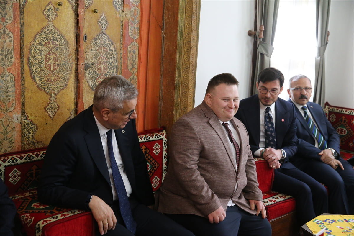 Sağlık Bakanı Kemal Memişoğlu, çeşitli programları kapsamında geldiği Tokat'ta, Tokat Belediyesini...