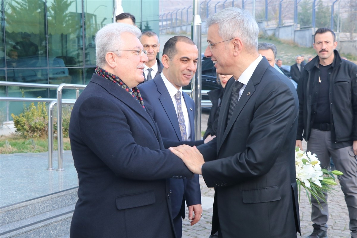Sağlık Bakanı Kemal Memişoğlu, çeşitli ziyaretlerde bulunmak üzere geldiği Çankırı'ya geldi. Bakan...