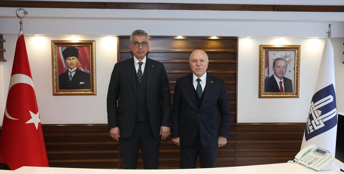 Sağlık Bakanı Kemal Memişoğlu, Erzurum Büyükşehir Belediyesine ziyarette bulundu. Memişoğlu...