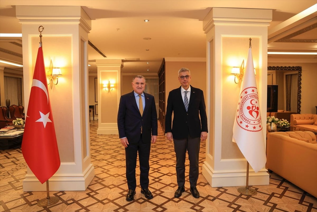 Sağlık Bakanı Kemal Memişoğlu, Gençlik ve Spor Bakanı Osman Aşkın Bak ile bir araya...