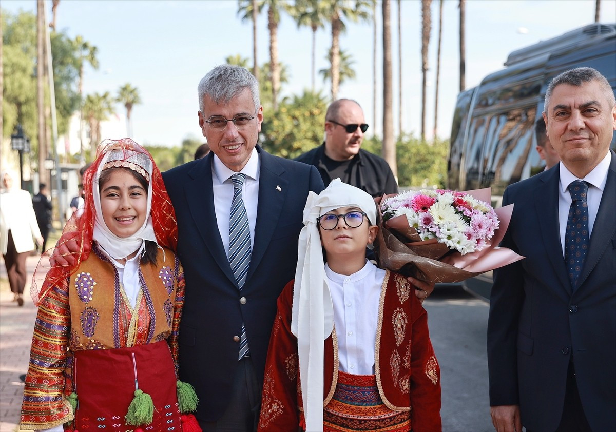 Sağlık Bakanı Kemal Memişoğlu, Mersin Valiliğini ziyaret etti. Memişoğlu, burada Vali Atilla Toros...
