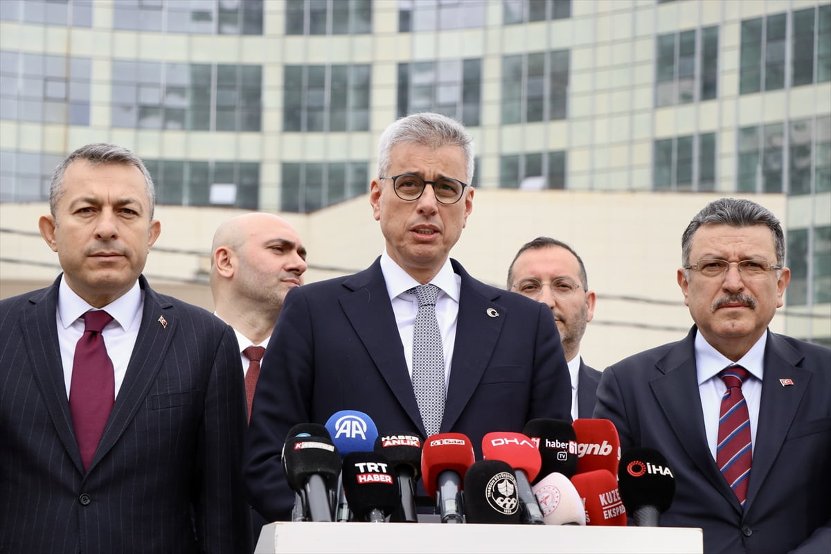 Sağlık Bakanı Kemal Memişoğlu (ortada), Akyazı mevkisindeki Trabzon Şehir Hastanesi şantiyesinde...