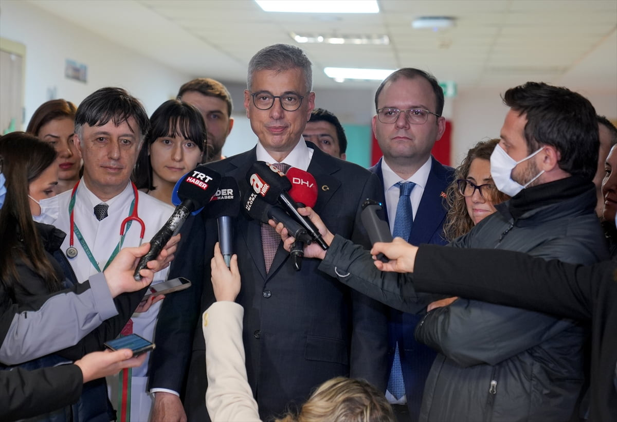 Sağlık Bakanı Kemal Memişoğlu (ortada), İstanbul'da yeni yılın ilk bebeklerini ve hastanede tedavi...