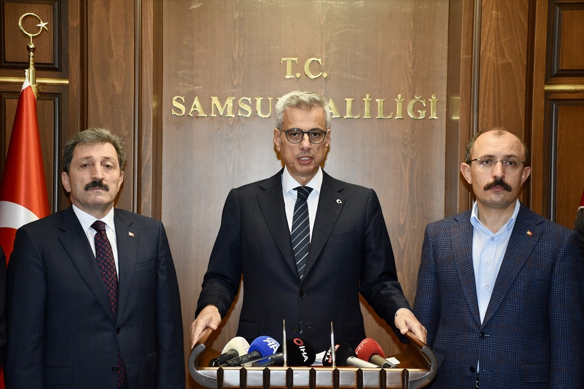 Sağlık Bakanı Kemal Memişoğlu (ortada), Samsun Valisi Orhan Tavlı'yı (solda) makamında ziyaret...