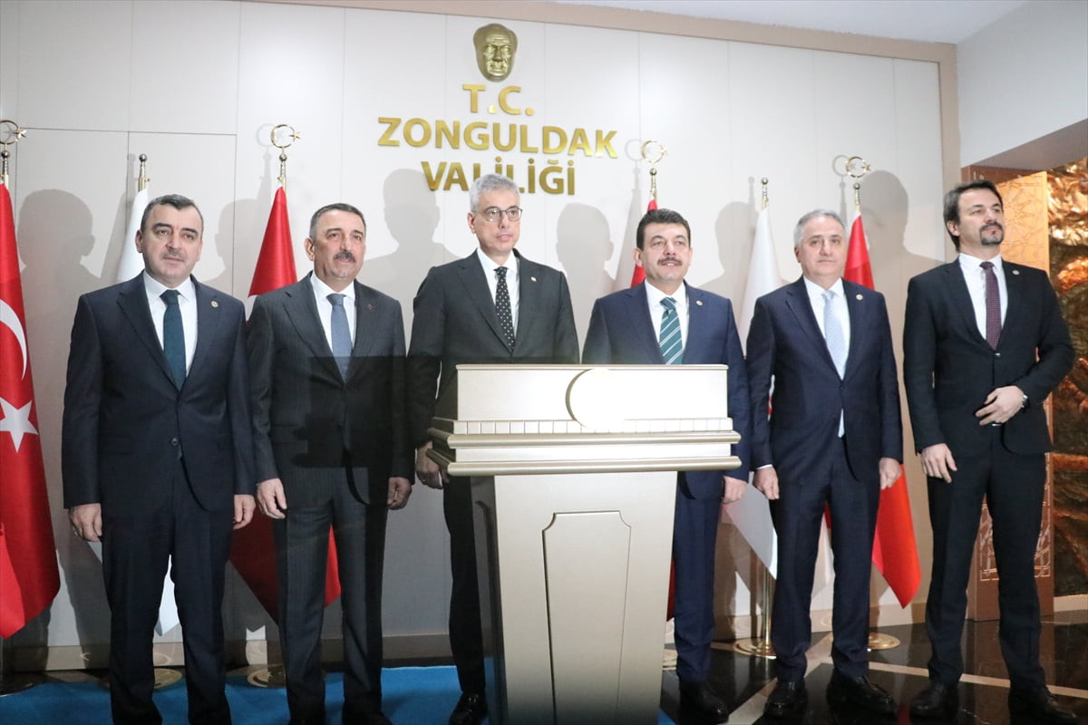 Sağlık Bakanı Kemal Memişoğlu, programı kapsamında geldiği Zonguldak'ta Valiliği ziyaret etti....