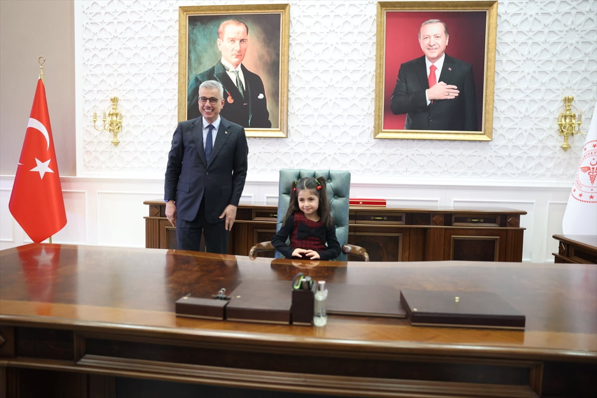 Sağlık Bakanı Kemal Memişoğlu, "sağlık elçisi" olarak görevlendirdiği Doğa ve küçük kızın sigarayı...