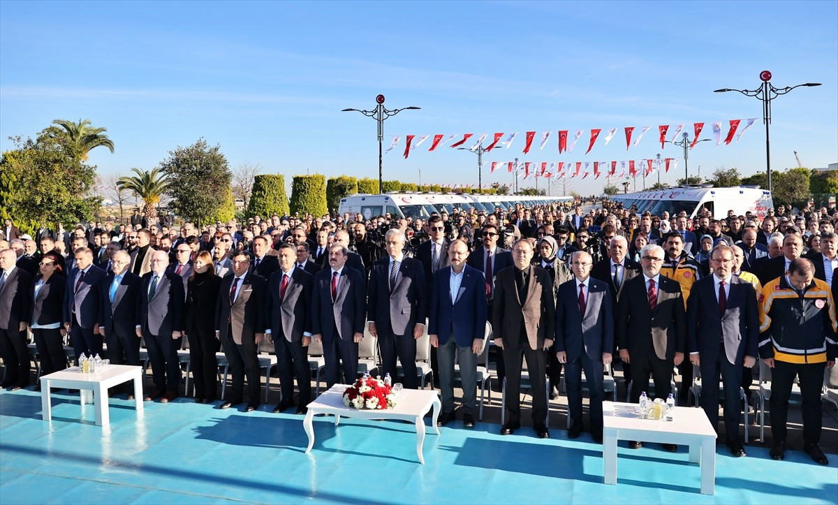 Sağlık Bakanı Kemal Memişoğlu (sağ 7), Samsun Büyükşehir Belediyesince alınan 100 ambulansın Tütün...