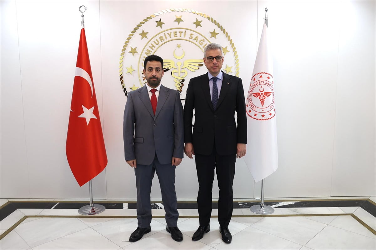 Sağlık Bakanı Kemal Memişoğlu (sağda), Suriye Sağlık Bakanı Musab Nizal el-Ali (solda) ve...