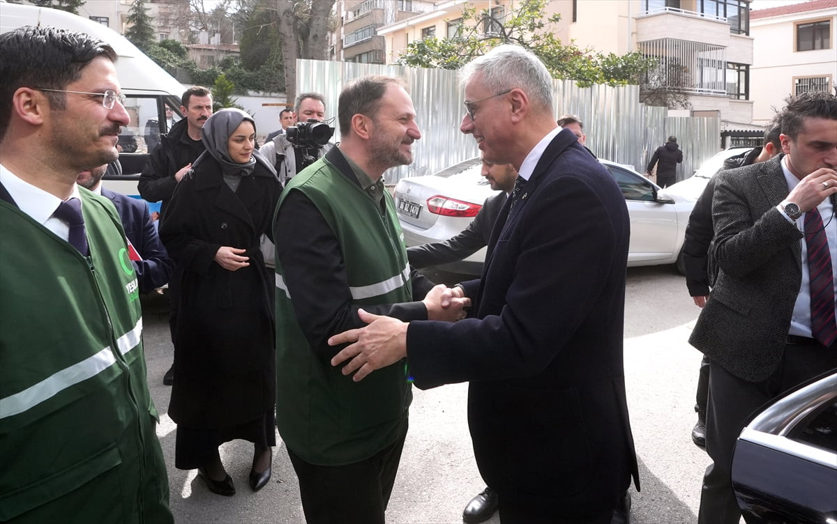 Sağlık Bakanı Kemal Memişoğlu (sağda), Yeşilay Haftası dolayısıyla Çankaya Yeşilay Danışmanlık...