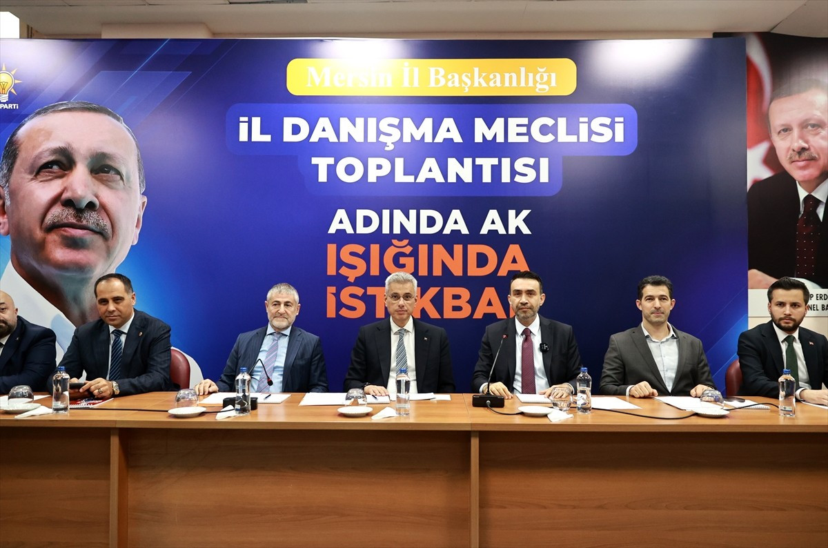Sağlık Bakanı Kemal Memişoğlu (sol 3),  Mersin'de AK Parti İl Başkanlığı'nda düzenlenen İl Danışma...