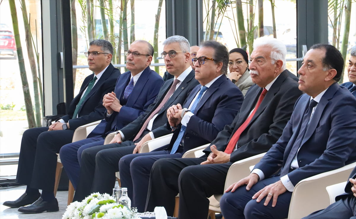 Sağlık Bakanı Kemal Memişoğlu (sol 3), Mısır’ın kuzeyindeki Giza kentinde bir üniversite...
