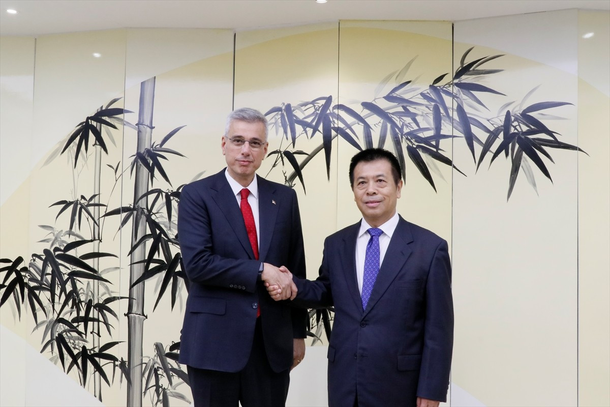 Sağlık Bakanı Kemal Memişoğlu (solda), Çin'i ziyaretinde bakan düzeyindeki mevkidaşı, Çin...