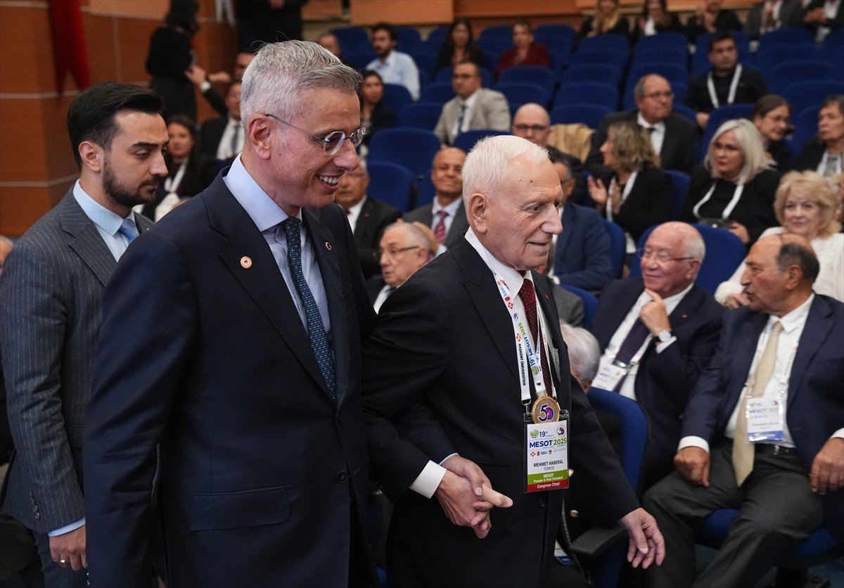 Sağlık Bakanı Kemal Memişoğlu (solda), Organ Bağışı Haftası kapsamında, Başkent Üniversitesi...