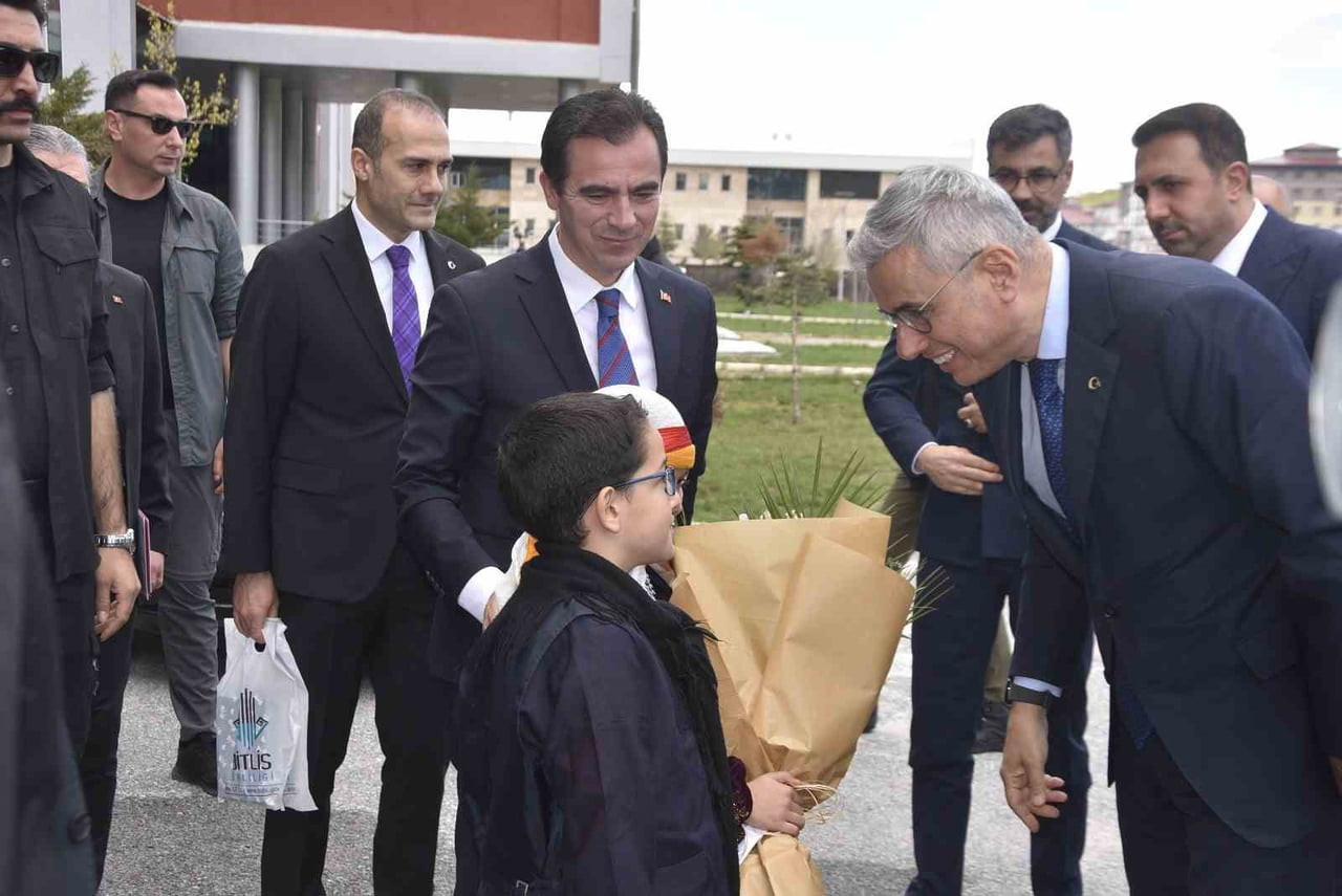 SAĞLIK BAKANI PROF DR. KEMAL MEMİŞOĞLU, ÇEŞİTLİ ZİYARETLERDE BULUNMAK BİTLİS EREN ÜNİVERSİTESİ’NDE...