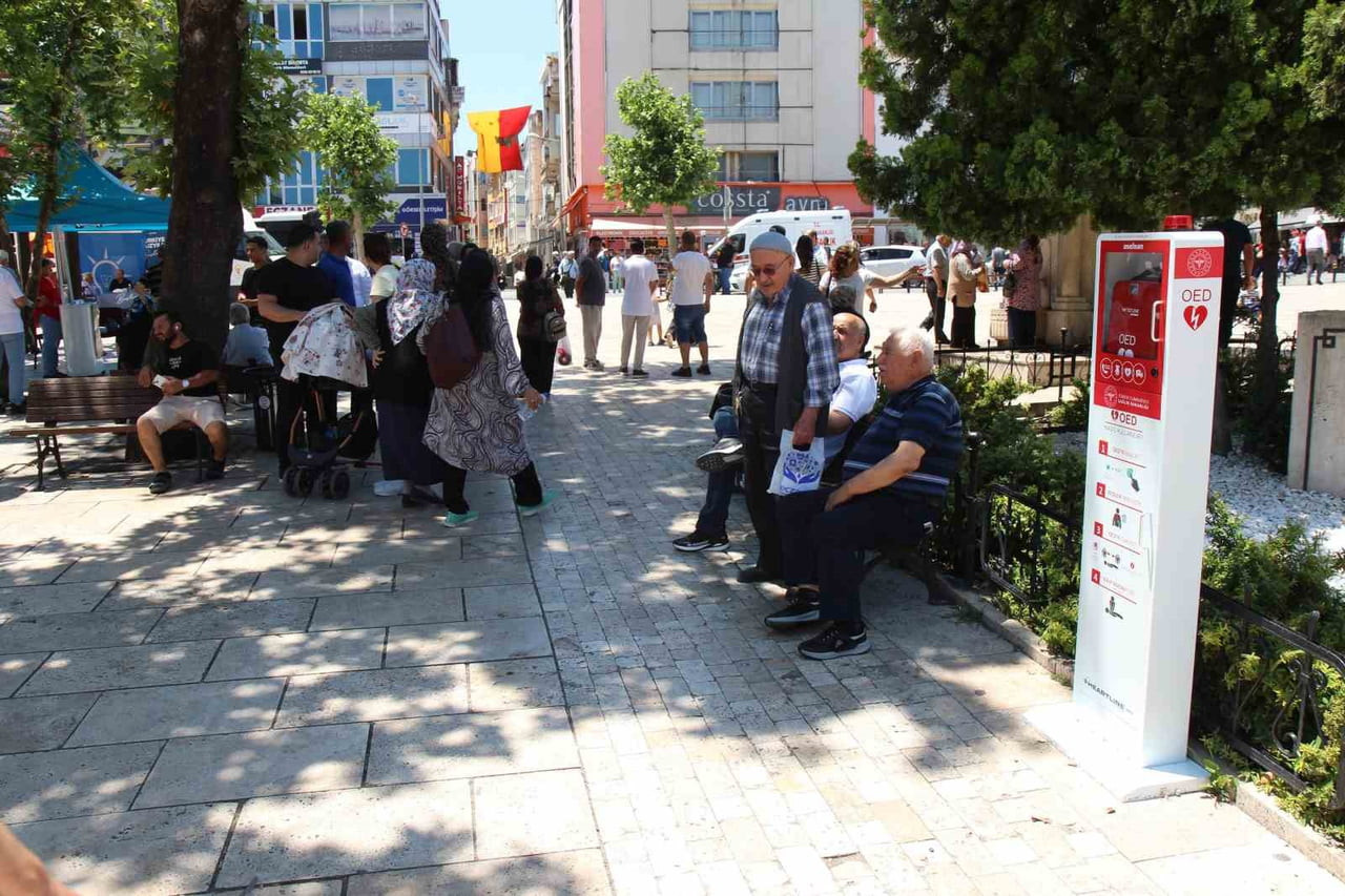 SAĞLIK BAKANLIĞI VE ASELSAN İŞBİRLİĞİYLE ANİ KALP DURMALARINA HIZLI MÜDAHALE EDİLEBİLMESİ...