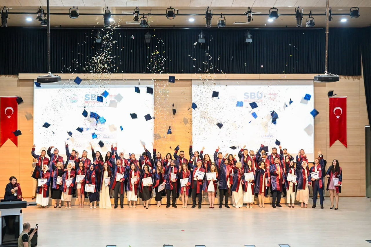 SAĞLIK BİLİMLERİ ÜNİVERSİTESİ ERZURUM TIP FAKÜLTESİ 2025-2026 AKADEMİK YILI MEZUNİYET YAPILDI. ...
