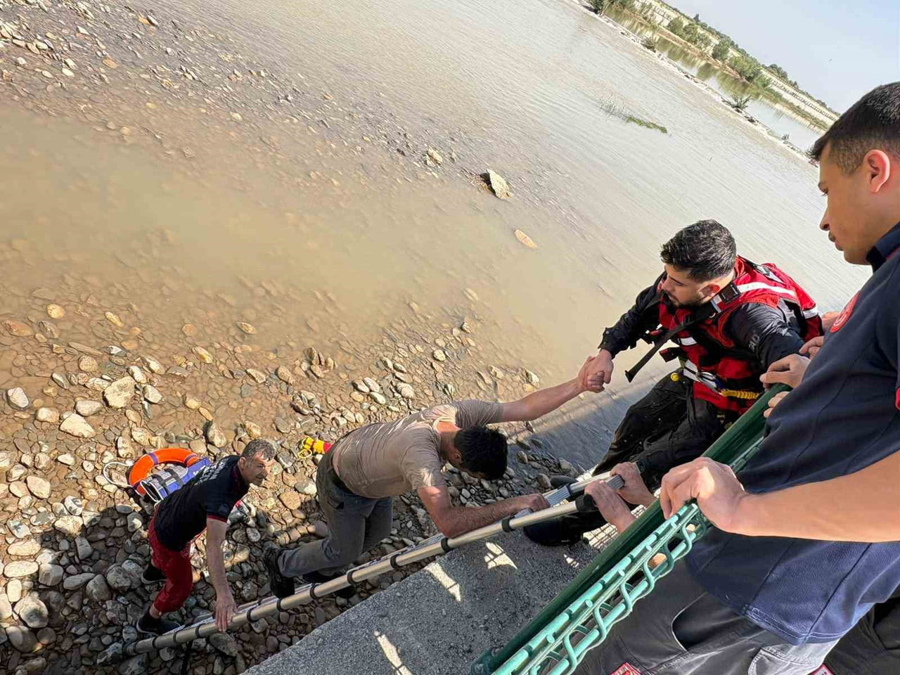 SAĞLIK EKİPLERİNE TESLİM EDİLEN ŞAHSIN YAPILAN İLK KONTROLLERİNDE SAĞLIK DURUMUNUN İYİ OLDUĞU...