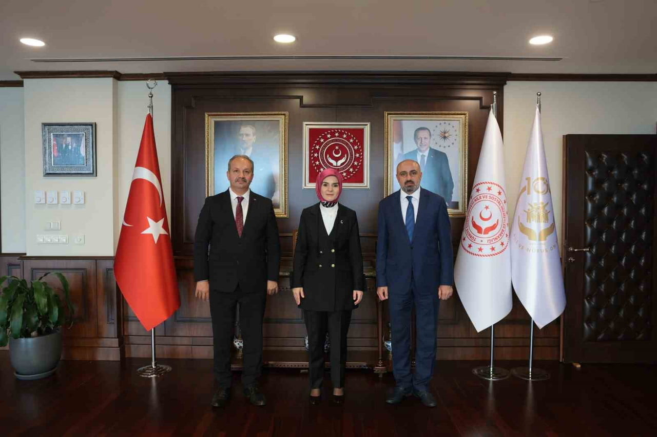 SAĞLIK-SEN GENEL BAŞKANI MAHMUT FARUK DOĞAN (SOLDA) VE GENEL BAŞKAN YARDIMCISI MUSTAFA IRGATOĞLU...