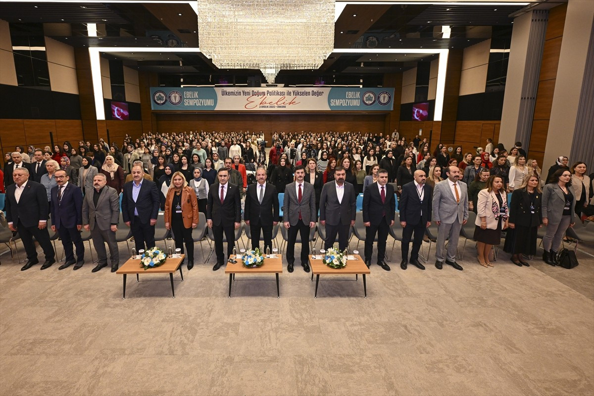 Sağlık-Sen tarafından "Doğum Politikası ile Yükselen Değer: Ebelik" sempozyumu düzenlendi.