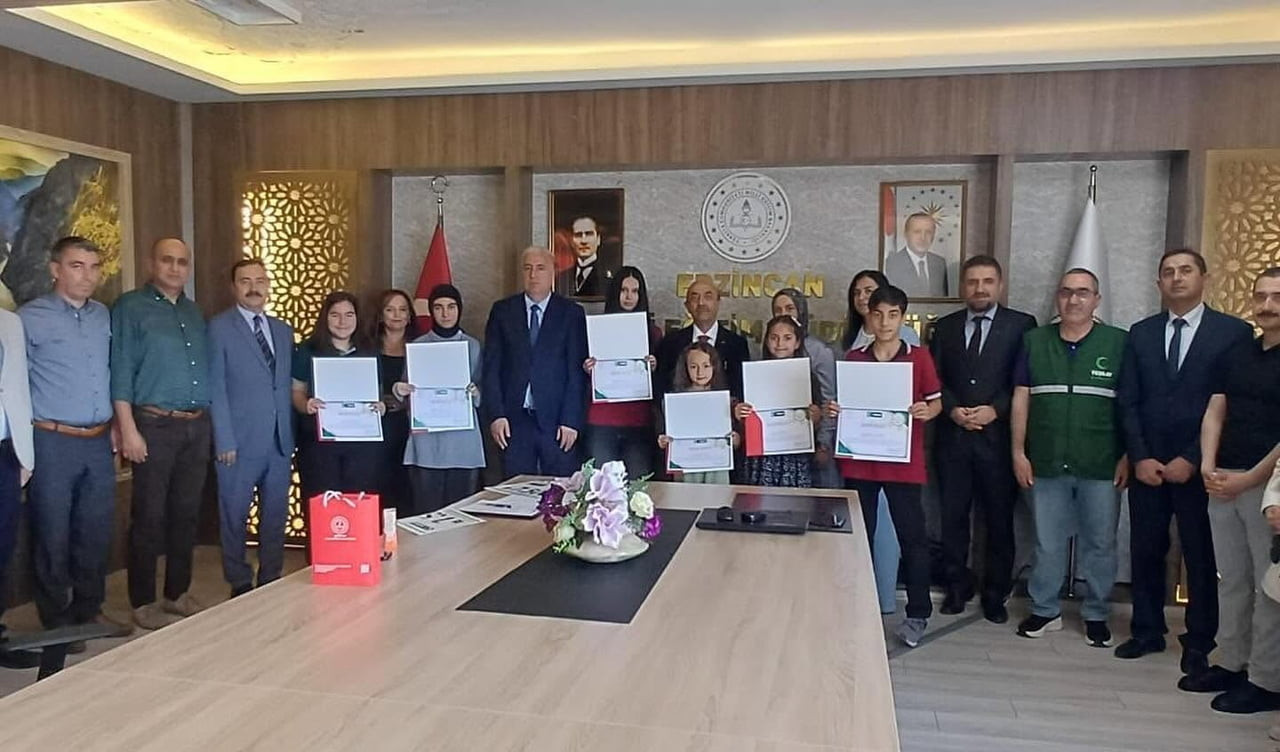 SAĞLIKLI NESİL SAĞLIKLI GELECEK YARIŞMASI'NDA DERECEYE GİREN ÖĞRENCİLER ÖDÜLLENDİRİLDİ