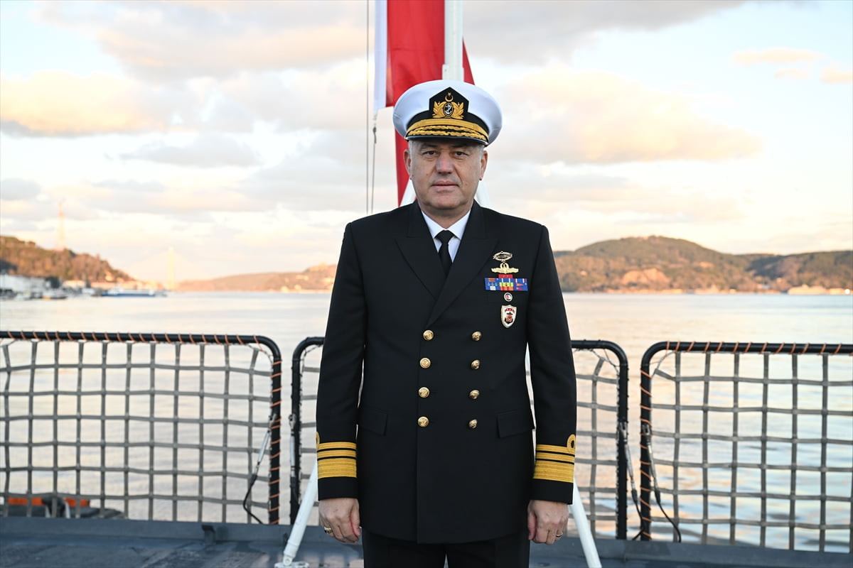 Sahil Güvenlik Komutanlığı ekipleri, yılbaşı tedbirleri kapsamında Marmara Denizi ile İstanbul ve...