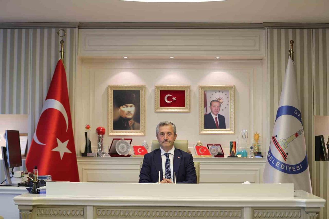 ŞAHİNBEY BELEDİYE BAŞKANI MEHMET TAHMAZOĞLU BABALAR GÜNÜ MÜNASEBETİYLE YAPTIĞI AÇIKLAMADA BAŞTA...