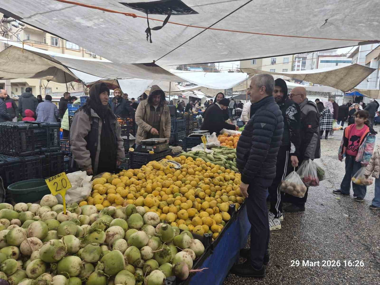 ŞAHİNBEY BELEDİYE BAŞKANI MEHMET TAHMAZOĞLU, GÜNEYKENT SEMT PAZARINI ZİYARET EDEREK HEM...
