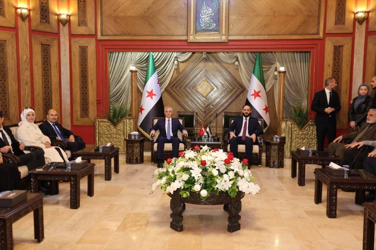 Şahinbey Belediye Başkanı Mehmet Tahmazoğlu (sol 3), Halep Valisi Azzam el-Garib'i (sağ 2) ziyaret...