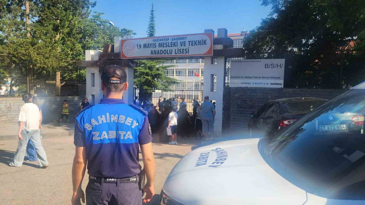 ŞAHİNBEY BELEDİYESİ ZABITA EKİPLERİ, LİSELERE GEÇİŞ SİSTEMİ (LGS) KAPSAMINDA GERÇEKLEŞTİRİLEN...