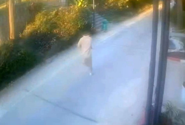 ŞAHIS, GÜVENLİK KAMERASINA YAKALANDI