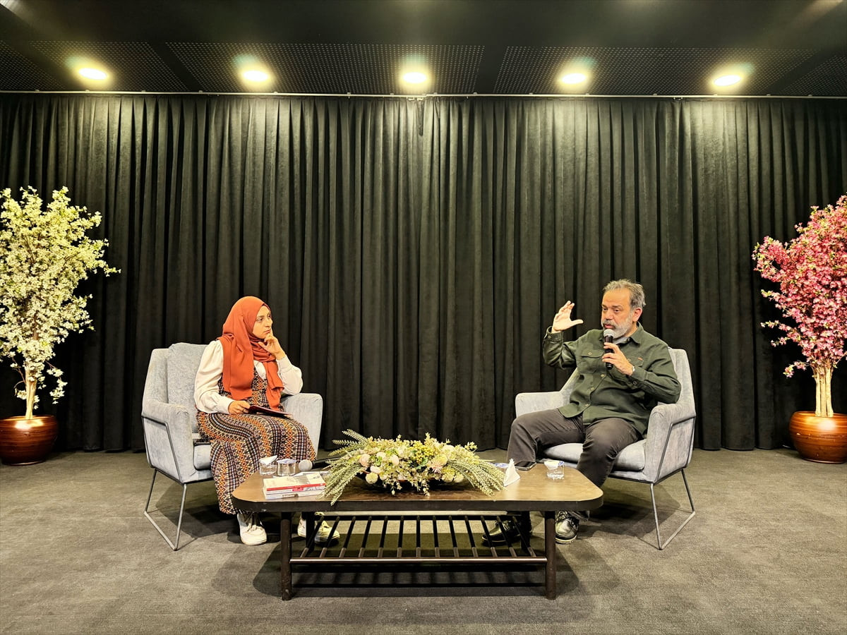 Şair, yazar ve akademisyen Ahmet Murat (sağda), Esenler Belediyesinin Dr. Kadir Topbaş Kültür...