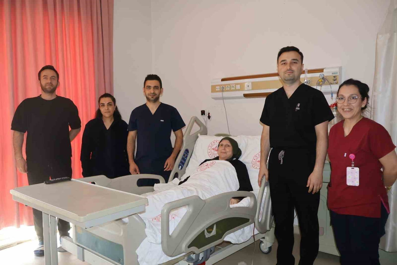 SAKARYA EĞİTİM VE ARAŞTIRMA HASTANESİNDE, MEME KANSERİ NEDENİYLE MEMESİ ALINAN BİR HASTAYA, KENDİ...